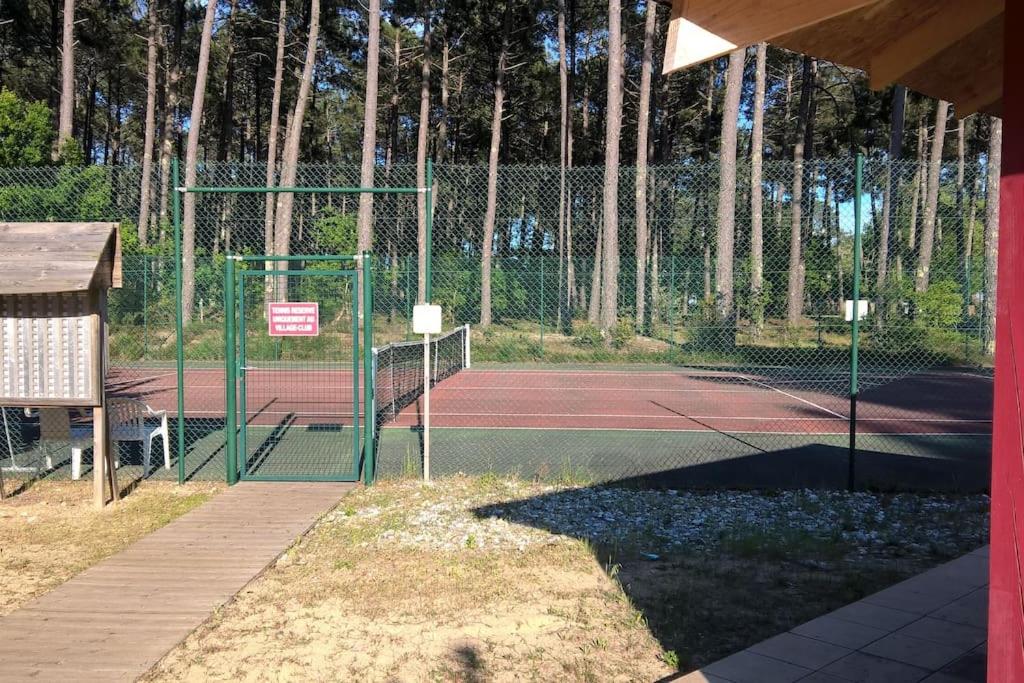 Tenis a/nebo squash v ubytování Loue chalet nebo okolí