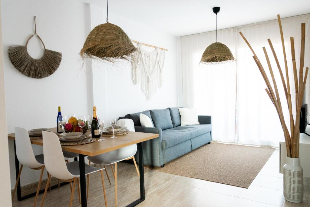 a living room with a table and a blue couch at Casa Maanoo in Parque Holandes