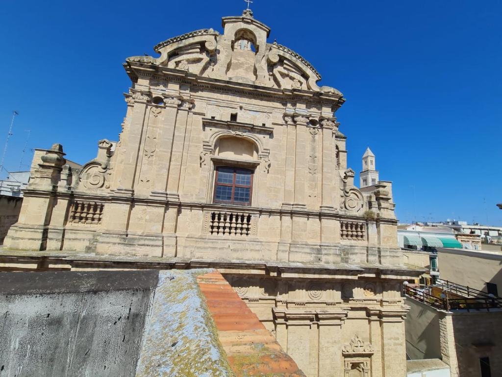 a tall building with a window on top of it at Enza Domus in Bari