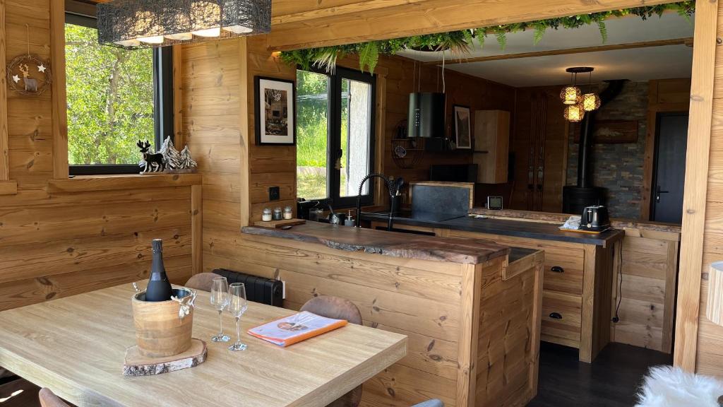 Kuchnia lub aneks kuchenny w obiekcie Can Sansa Appartement 4* jacuzzi maison pyrénéenne