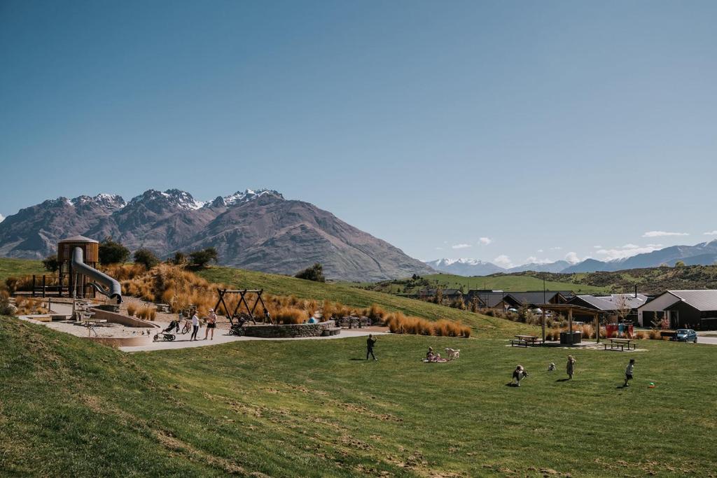 Nestled below the Remarkables - Resim 14
