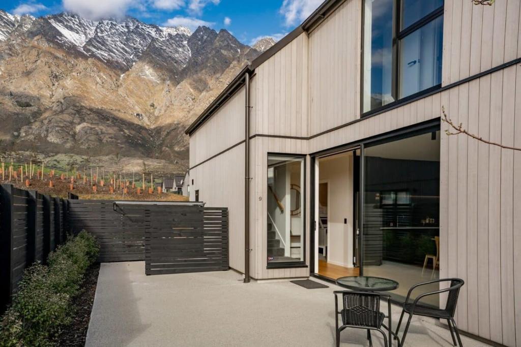 Nestled below the Remarkables - Resim 6