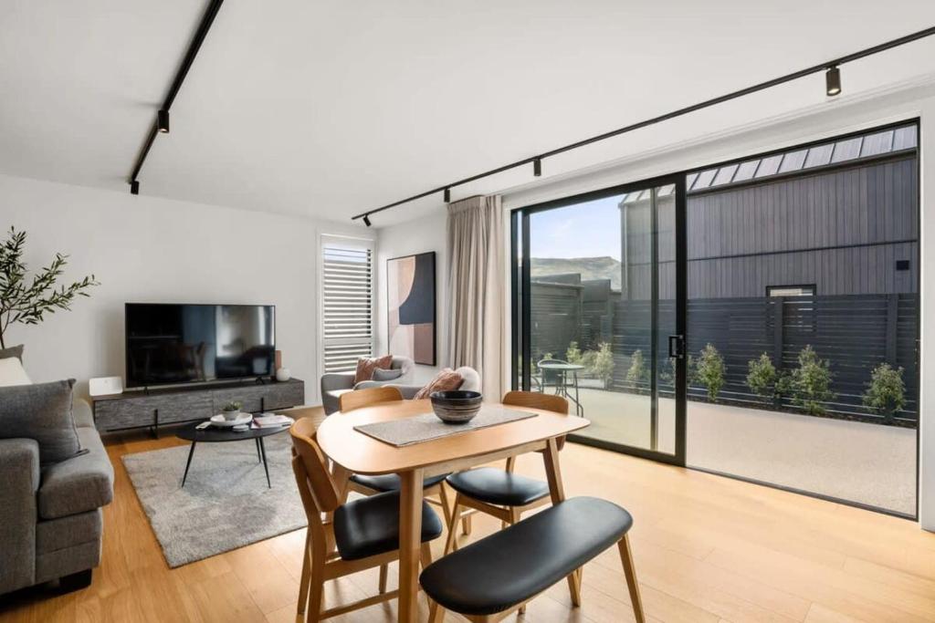 Nestled below the Remarkables - Resim 5