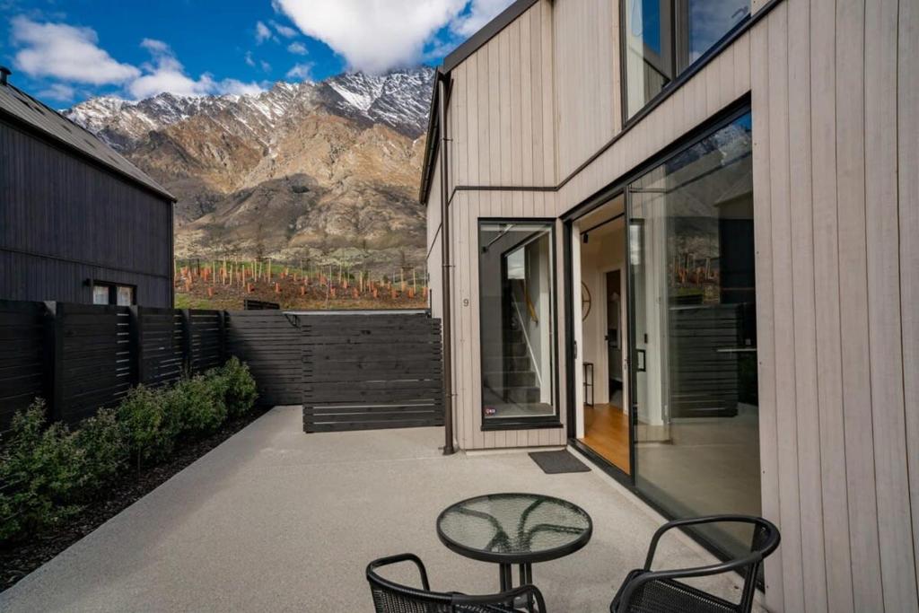 Nestled below the Remarkables - Resim 25