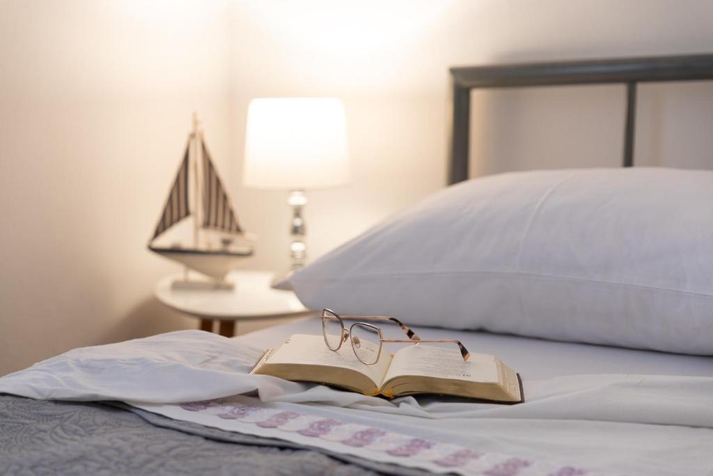 En eller flere senge i et værelse på Apartmani Marino