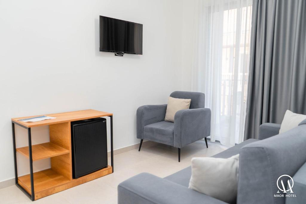 TV a/nebo společenská místnost v ubytování Maor Hotel