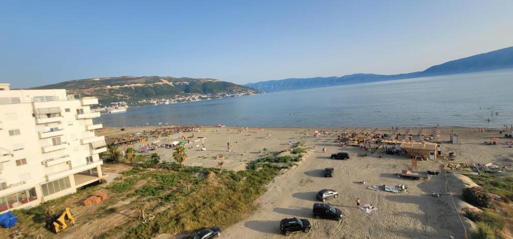 una vista aérea de una playa con gente en el agua en Sea View Vlora, en Vlorë