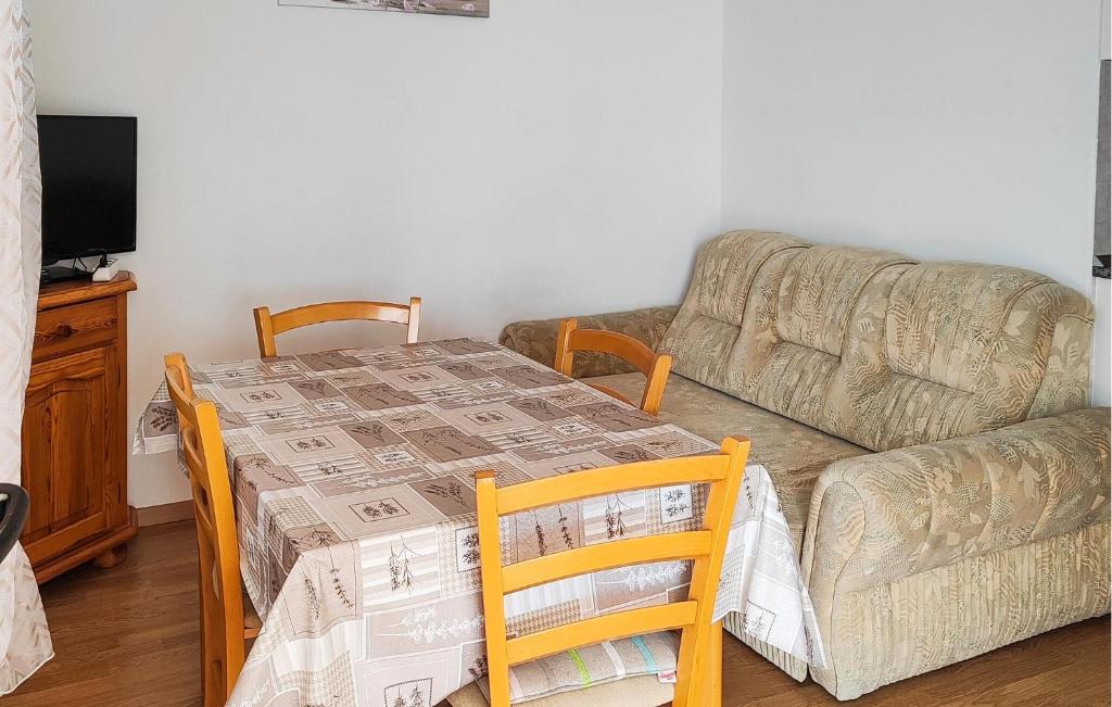 Posezení v ubytování Lovely Apartment In Malinska With Wifi