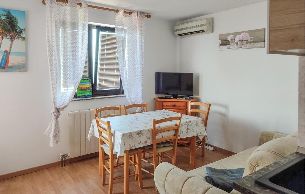 TV a/nebo společenská místnost v ubytování Lovely Apartment In Malinska With Wifi