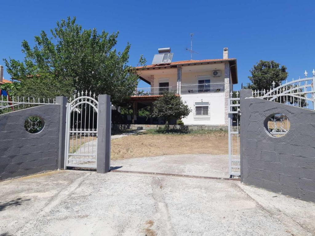 a gate in front of a house at Villa Belvedere Flogita in Flogita