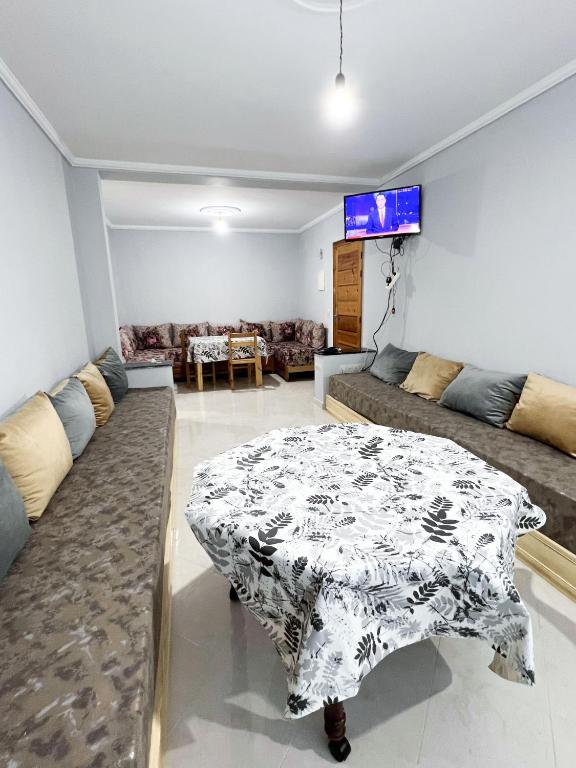 Posezení v ubytování Cozy Apartment with Balcony View