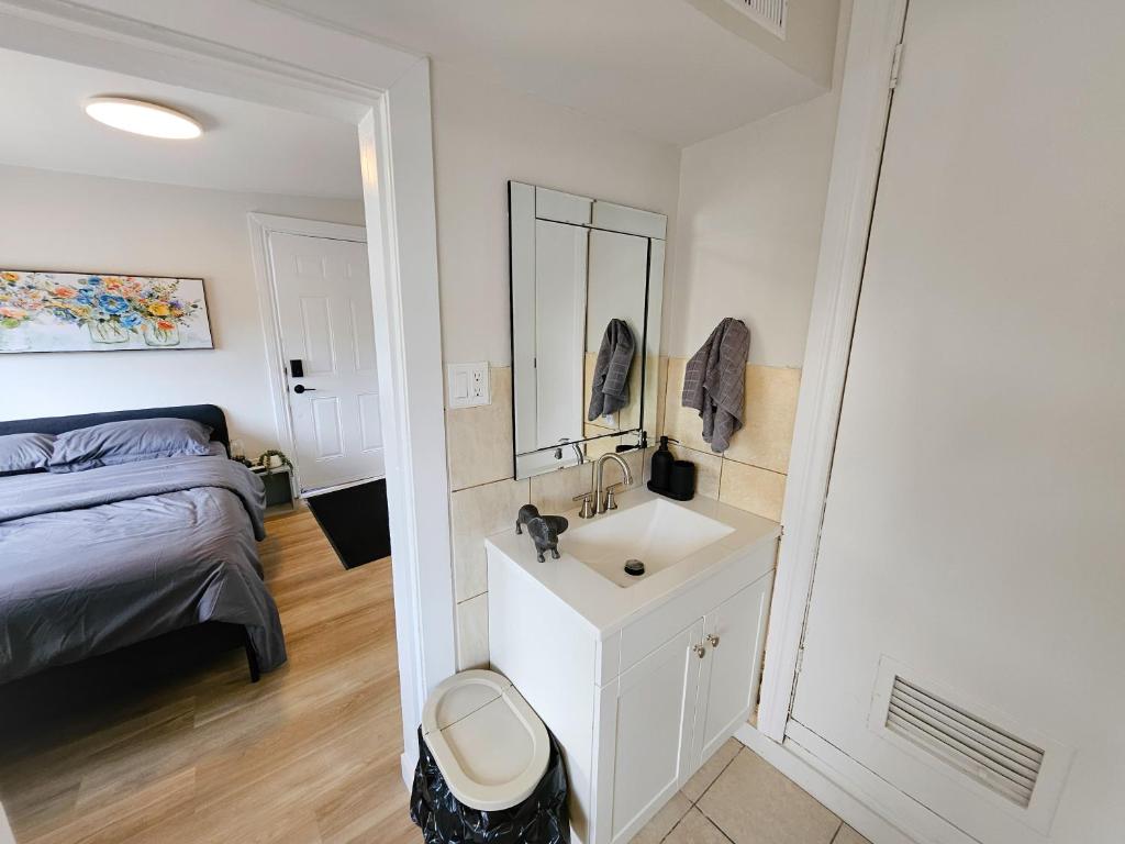 JstLikeHome - Old Ottawa Suite & Guesthouse - Resim 12