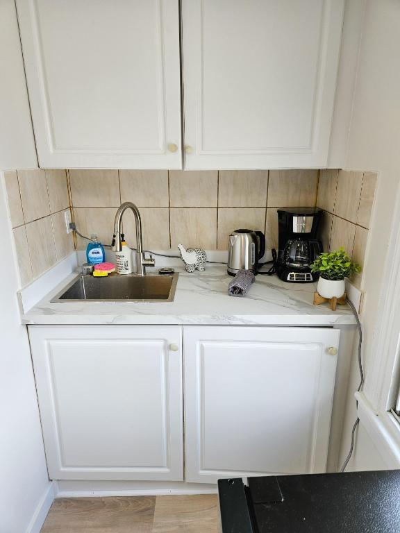 JstLikeHome - Old Ottawa Suite & Guesthouse - Resim 19