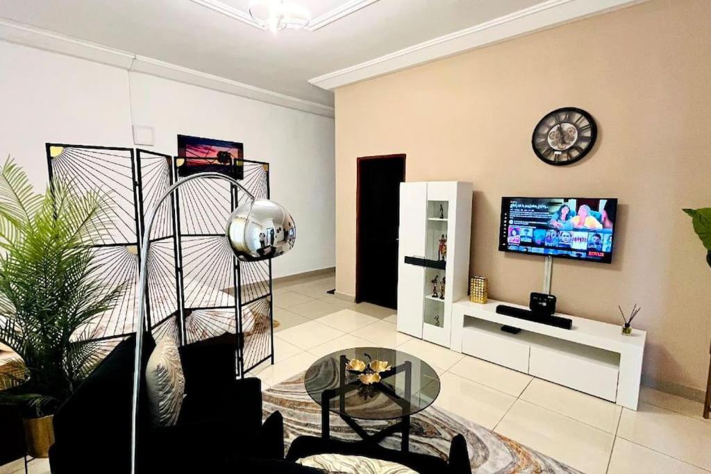 Μια τηλεόραση ή/και κέντρο ψυχαγωγίας στο Medo's Luxury Houses - large studio