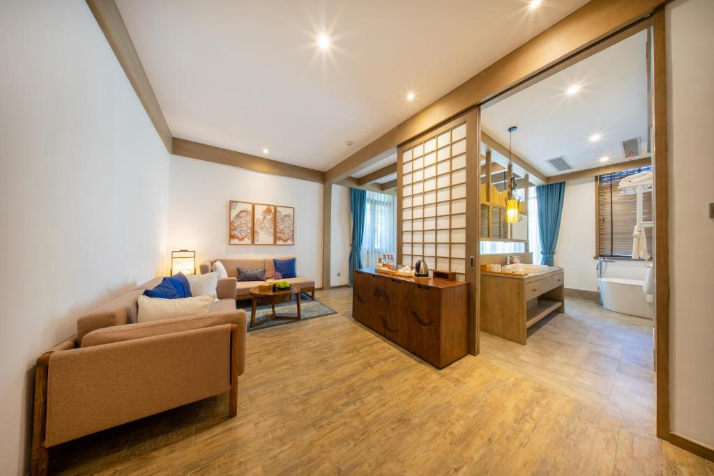 Posezení v ubytování Blossom Hill Yuejingzhuang Hotel