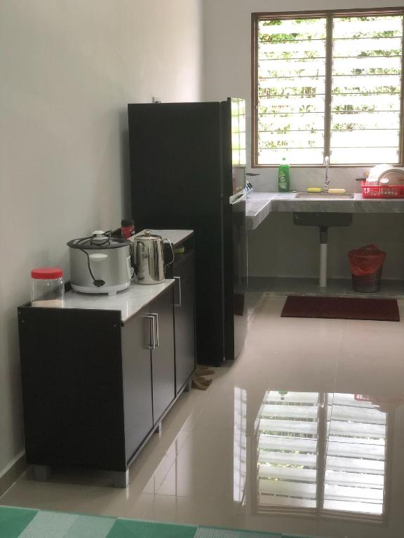 Kuchyň nebo kuchyňský kout v ubytování Homestay Siti Klang