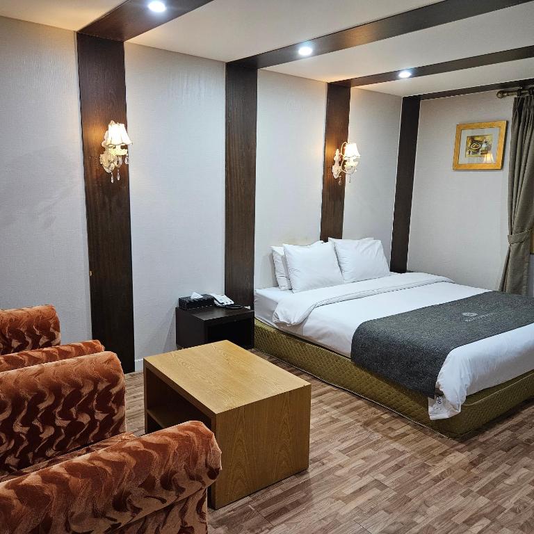 Postel nebo postele na pokoji v ubytování Symphony Hotel