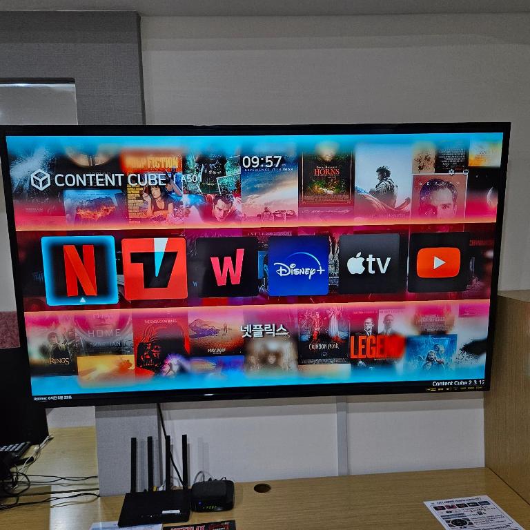 TV a/nebo společenská místnost v ubytování Symphony Hotel