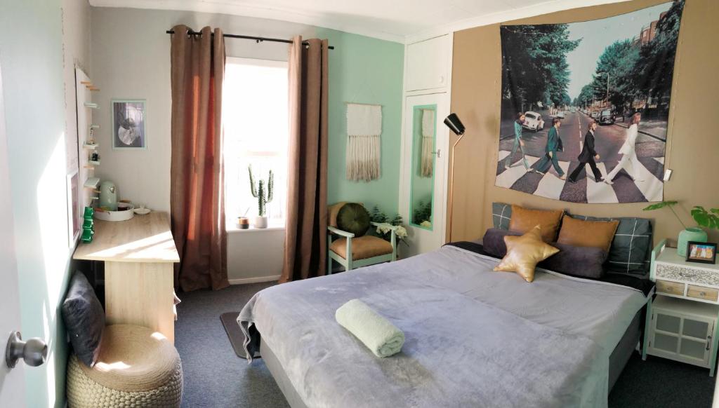 Postel nebo postele na pokoji v ubytování double bed guest room
