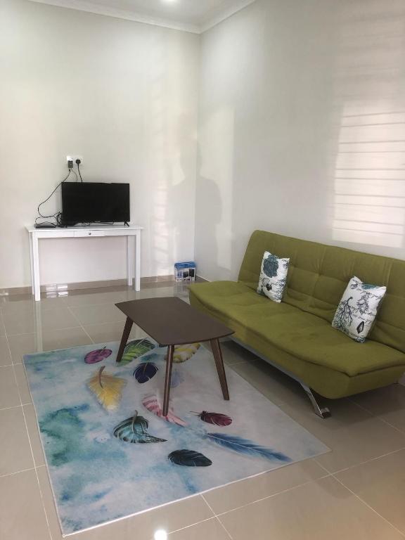 TV a/nebo společenská místnost v ubytování Homestay Siti Klang