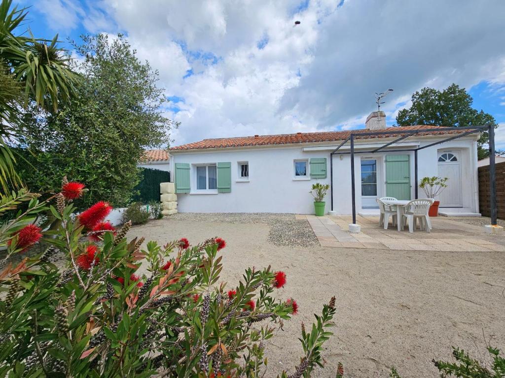 Photo de la galerie de l'établissement Maison Confortable à L'Aiguillon-sur-Mer, proche Plage, 3 Chambres, Terrasse, Animaux Acceptés - FR-1-476-225, à LʼAiguillon-sur-Mer