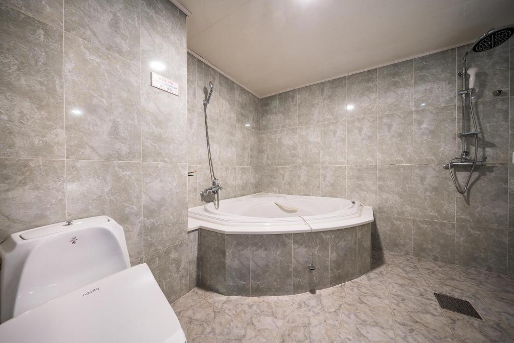 Koupelna v ubytování Amour Hotel