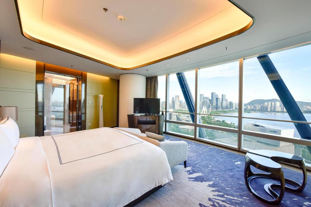 TV a/nebo společenská místnost v ubytování JW Marriott Hotel Shenzhen Bao'an International Airport