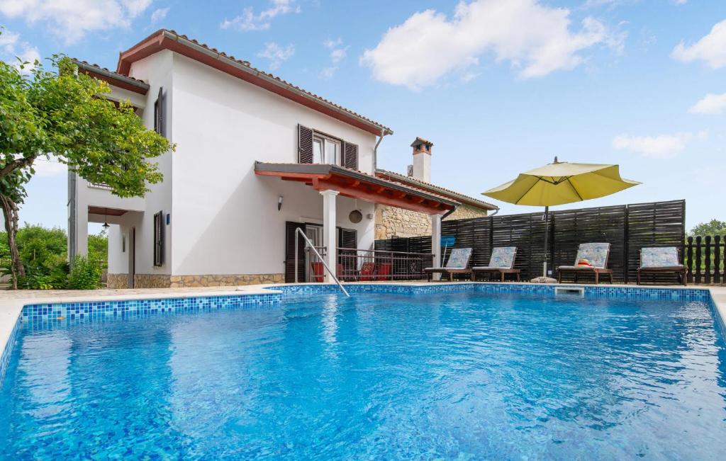Basen w obiekcie 3 Bedroom Beautiful Home In Labin lub w pobliżu