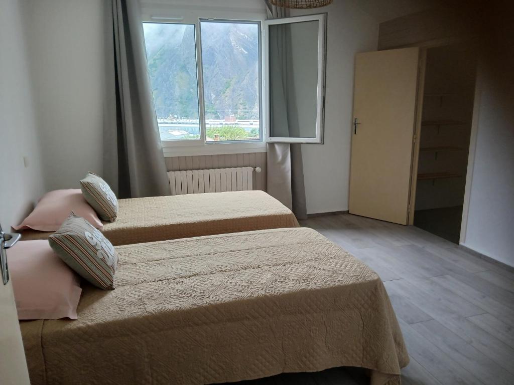 Ένα ή περισσότερα κρεβάτια σε δωμάτιο στο VILLARGONDRAN ski en Maurienne garage vélos