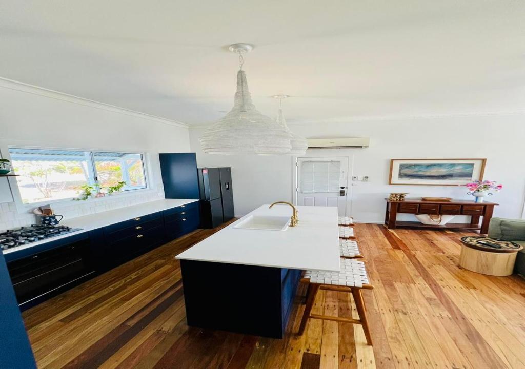 Postel nebo postele na pokoji v ubytování Absolute Beachfront Bowen Beach House-family time