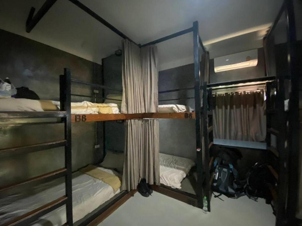 Palanda nebo palandy na pokoji v ubytování Pai My Way Hostel