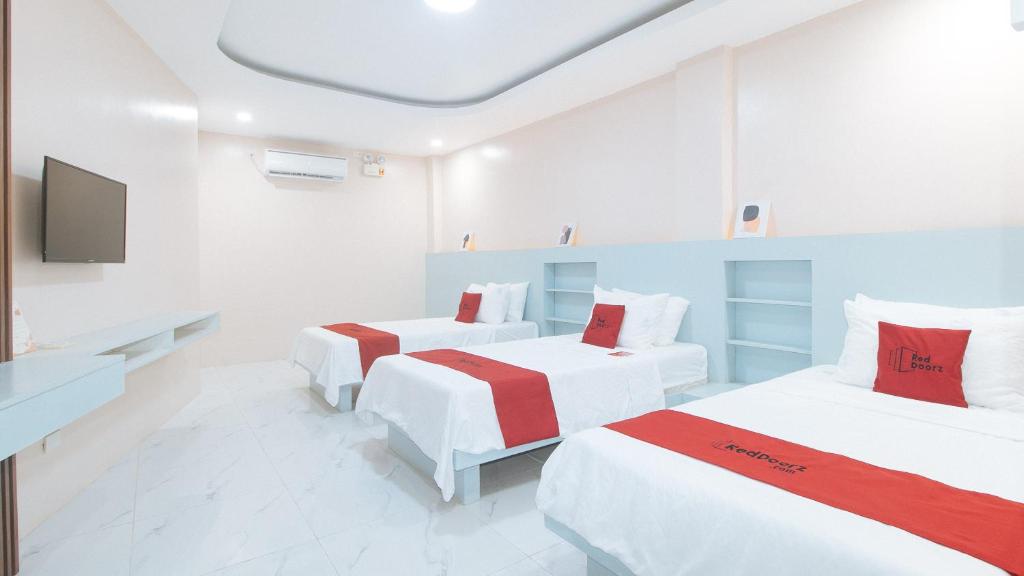 Postel nebo postele na pokoji v ubytování RedDoorz at Happy Stay Apartelle