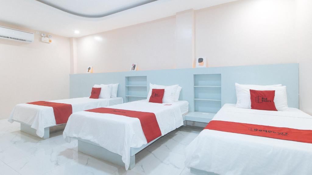 Postel nebo postele na pokoji v ubytování RedDoorz at Happy Stay Apartelle