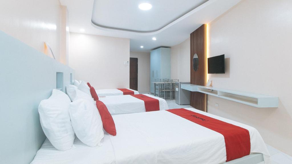 Postel nebo postele na pokoji v ubytování RedDoorz at Happy Stay Apartelle