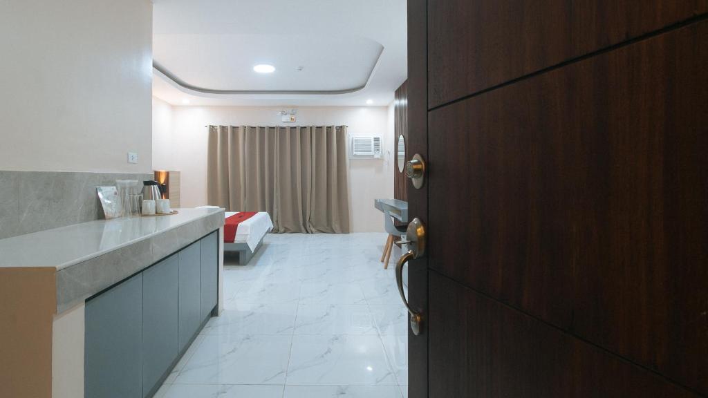 Kuchyň nebo kuchyňský kout v ubytování RedDoorz at Happy Stay Apartelle
