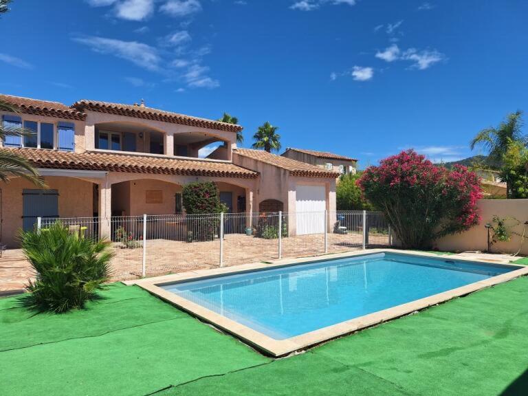 une maison avec une piscine devant une maison dans l'établissement Relax, à Saint-Cyr-sur-Mer