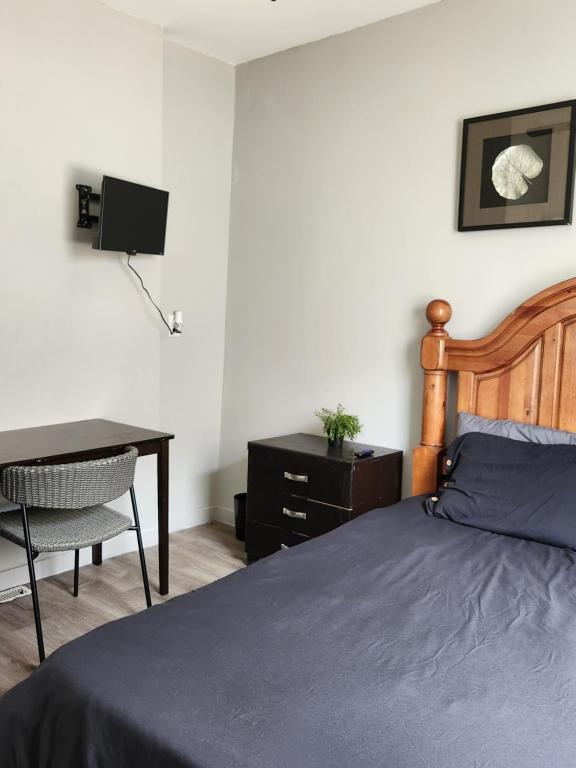 Postel nebo postele na pokoji v ubytování Chalmers stay
