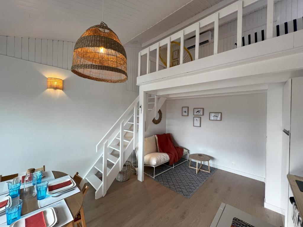 ein Wohnzimmer mit einem Loft mit Treppe in der Unterkunft Narbonne-Plage Méditérranée in Narbonne-Plage