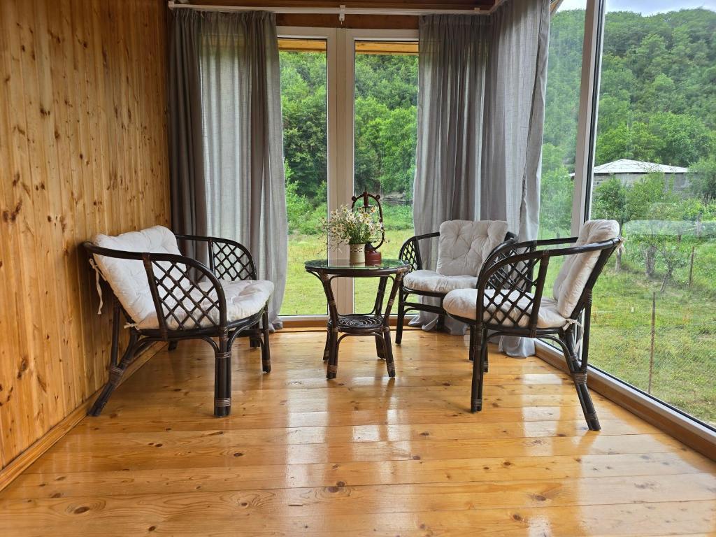 Balkón nebo terasa v ubytování Dariani Cottage