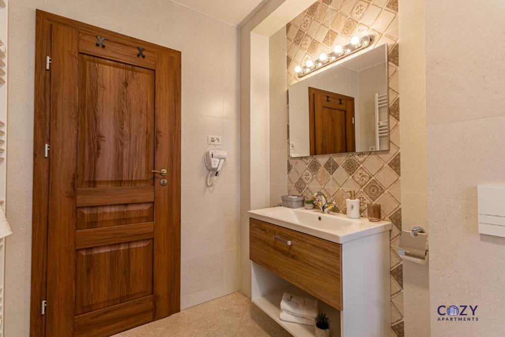 Cozy Brand New Boutique ApartHotel Brasov - Resim 22