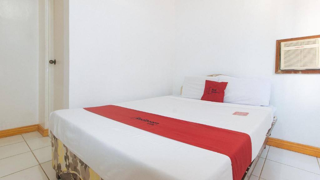 Postel nebo postele na pokoji v ubytování RedDoorz at Coco Grove Tourist Inn
