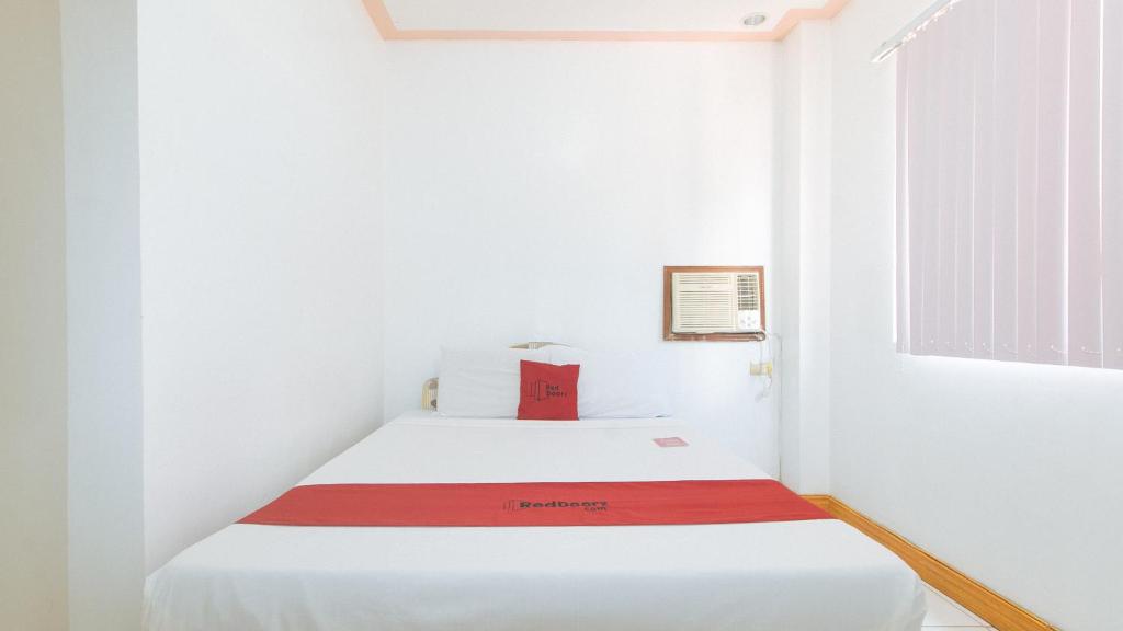 Postel nebo postele na pokoji v ubytování RedDoorz at Coco Grove Tourist Inn