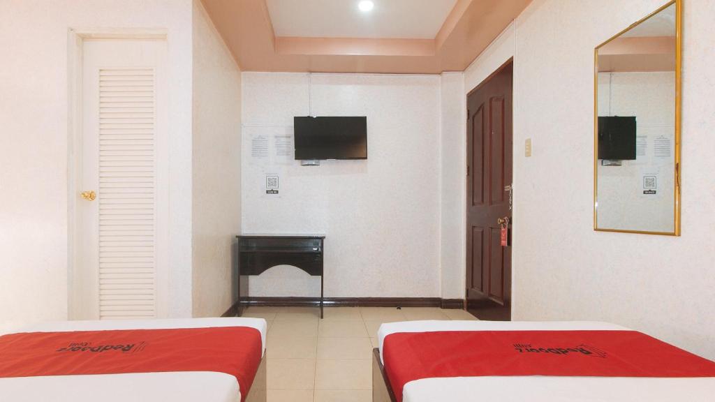 Postel nebo postele na pokoji v ubytování RedDoorz at Coco Grove Tourist Inn