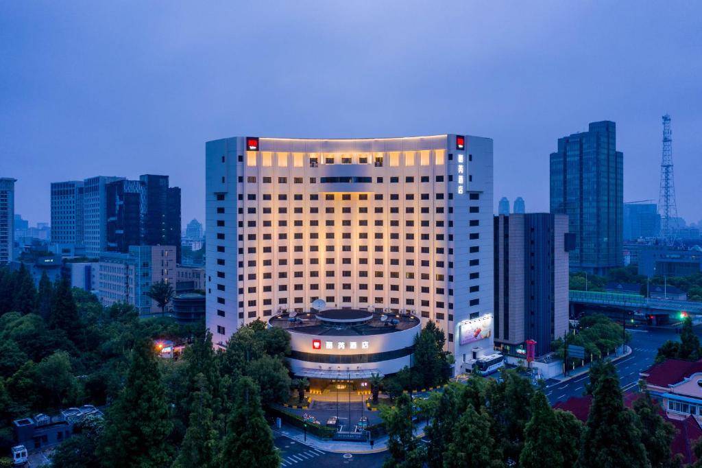 上海上海五角场丽芮酒店的一座城市里灯火通明的大建筑