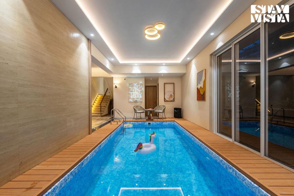 Piscina de la sau aproape de Mocha House with Indoor Pool, BBQ & Bonfire at Lonavala by StayVista