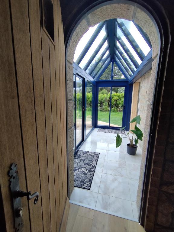 an entrance to a house with an arched door at Au Pti' Bonheur in Saint-Coulomb