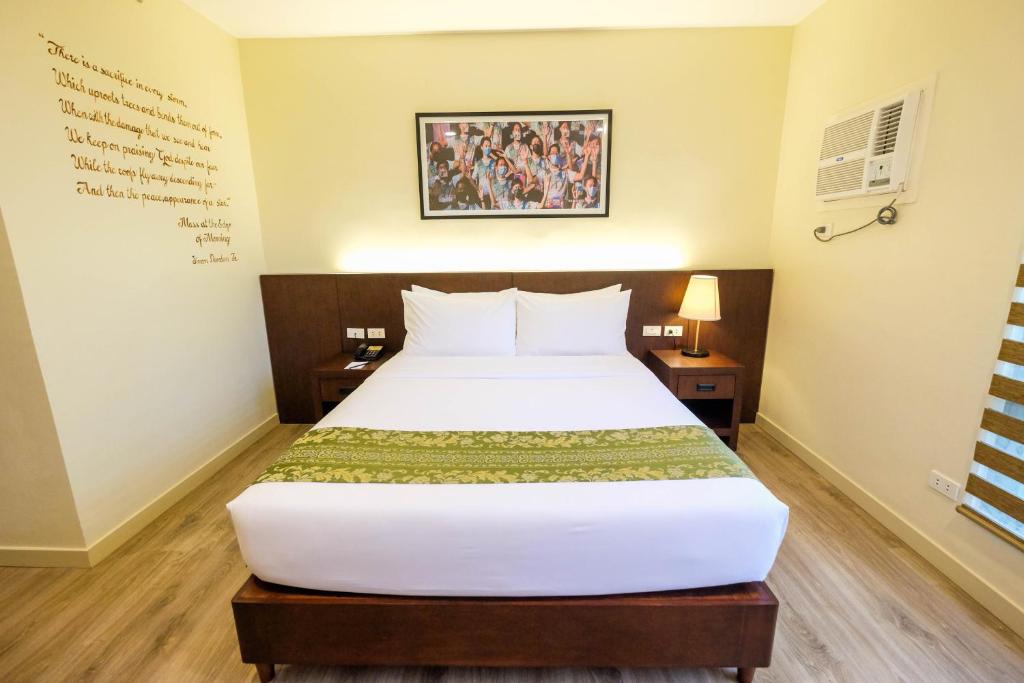 Postel nebo postele na pokoji v ubytování Cebu Quincentennial Hotel