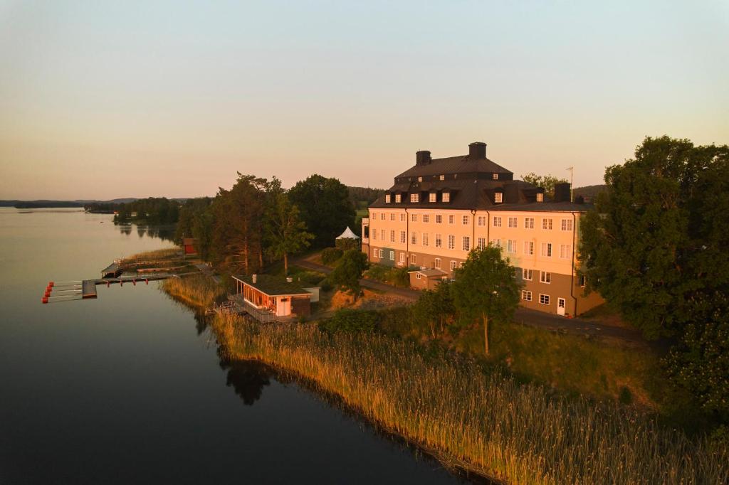 Výhled na řeku, která protéká v blízkosti hotelu