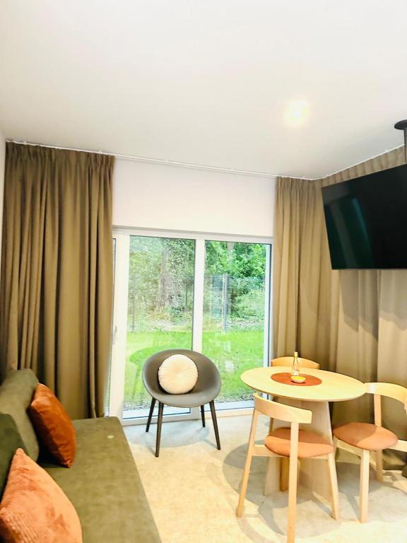 TV a/nebo společenská místnost v ubytování Apartamenty Joy Me Łukęcin