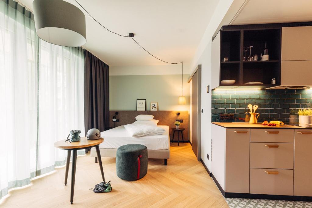 Postel nebo postele na pokoji v ubytování harry's home Lienz hotel & apartments